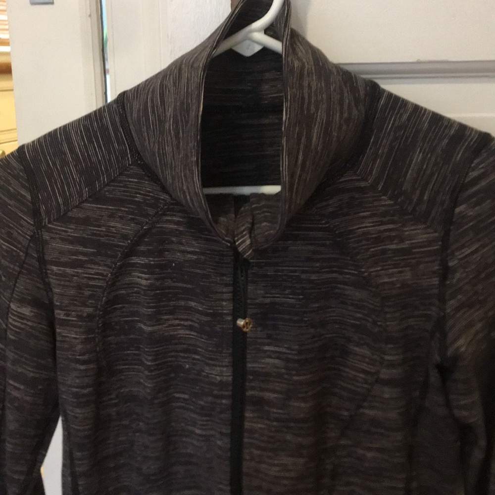 Lululemon size 4 zip up